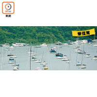 有多艘遊艇泊近山邊，惟該處並不屬於香港遊艇會管理範圍。