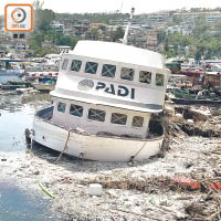 張衞的遊艇於風災中，在西貢碼頭被摧毀。