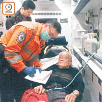 獲救老翁在救護車內檢查。