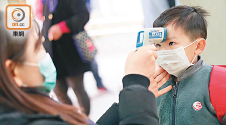 本港正處於流感高峰期，幼稚園及家長均為小朋友採取防疫措施。