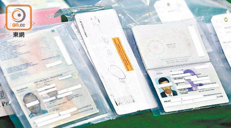 入境處檢獲三本護照和登機證，其中一本法國護照屬偽造。（何量鈞攝）