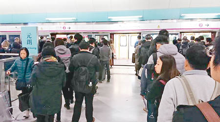 元朗站月台擠滿候車乘客。（互聯網圖片）