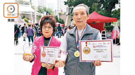 麥遠瀛（右）及吳燕芬（左）昨獲頒「終身成就長者義工大獎」。（黃偉邦攝）