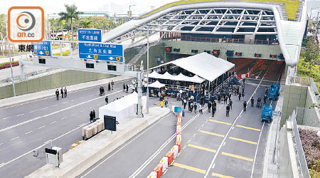 中環及灣仔繞道及東區走廊連接路於今早八時首階段通車。（高嘉業攝）