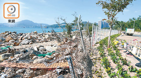 將軍澳<br>將軍澳南面海濱長廊被山竹吹襲重創，沿岸設施被嚴重摧毀。