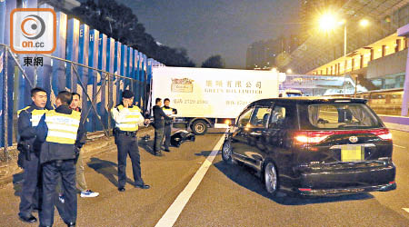 運菜車在馬場外被截停。（梁國雄攝）