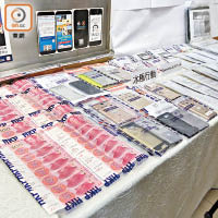 警方在行動中檢獲人民幣現金及手機。