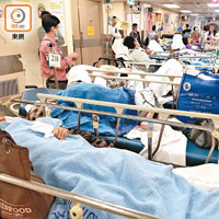 流感高峰期爆發令各公院急症室及內科病房超負荷。