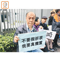 韓伯伯炮轟政府忽視長者過去為香港「打生打死」的經歷。（何青霞攝）