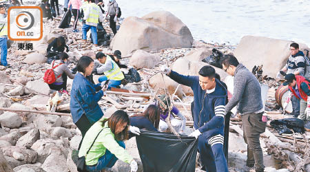 昨有逾七十名義工參與清潔垃圾灣行動。（何量鈞攝）