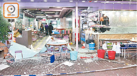 潮州菜館被扑毀玻璃及廚櫃。（胡德威攝）