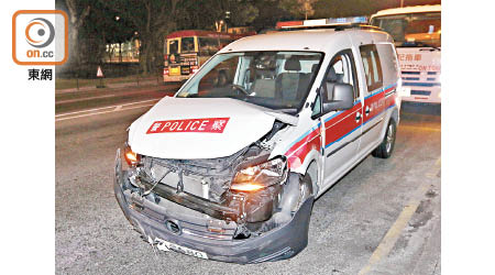 肇事警車車頭毀損不堪。（馬竟峯攝）