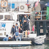 警方聯同海事處人員登船出海執法。（陳賜慧攝）