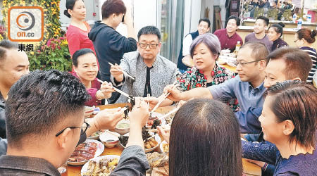 裕隆號昨日筵開兩席與家人及員工吃開年飯，吳偉鴻（中）希望今年順順利利。（黎忞攝）