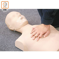 施救者作心外壓時需要將手放在胸口中間按壓。（胡家豪攝）
