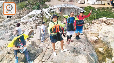 雷雄德（右）與友人在「海威」魚骨架前打卡留念。（讀者提供）