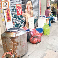 南亞小販將煮食「架生」從深水埗劏房單位搬至路邊準備運送。