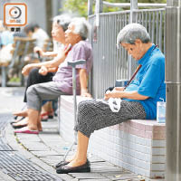 安老院舍嚴重不足，入住資助宿位平均等逾三年。