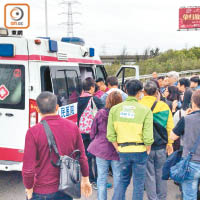 涉事港人旅客正前往救護車躲避。（讀者提供）