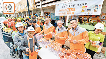 積金局人員到訪建築工地，提醒工友開「散工卡」。