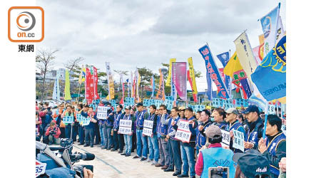其他工會成員到台北松山機場聲援華航機師。