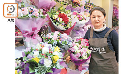 黃小姐指今年市道不錯，年輕人多買玫瑰花。（黃雄攝）