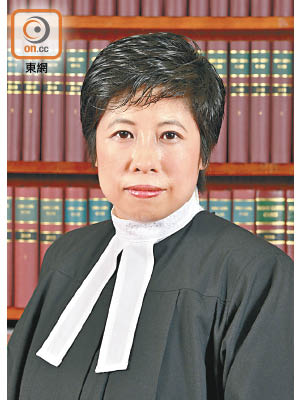 何麗明根據《裁判官條例》簽發拘捕令，通緝大律師梁耀祥歸案。