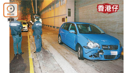 警員在私家車肇事現場調查。（吳建明攝）