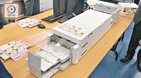 具有計算紙張功能及辨別投票選擇功能的點票機，每分鐘可處理五十至一百一十張選票。