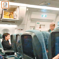 劉小姐指國泰派出工程人員（右）到機上逐一檢查救生衣，令航班延誤。（受訪者提供）