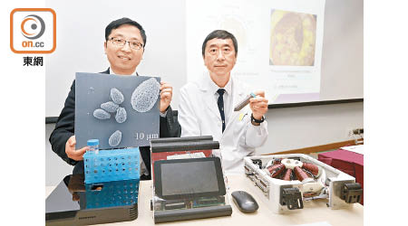 張立（左）及沈祖堯（右）公布中大研發的一款醫學檢測微型機械人，用以診斷難辨梭菌感染。（袁志豪攝）