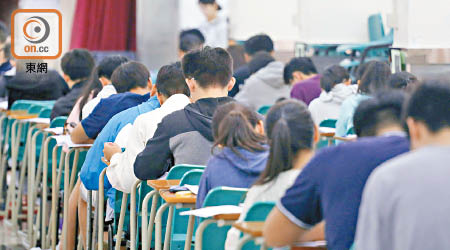 今年持非香港身份證報考文憑試的考生人數比去年勁升一點二倍。