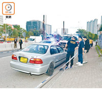 警方封鎖海輝道搜查涉案私家車。（馬竟峯攝）