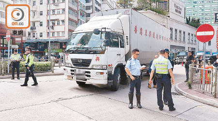 涉事貨車在大角咀撞倒一名老婦。（馬竟峯攝）