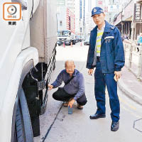 貨車司機在場助查。（陳賜慧攝）