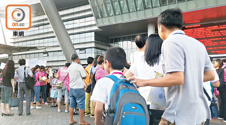大批跨境學童會經深圳灣口岸來港上學。