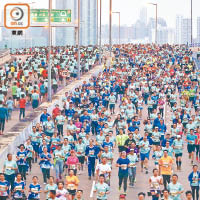 今年約有六萬四千七百名跑手參加香港馬拉松，出席率約八成六。（高嘉業攝）