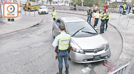 警方在場調查，肇事私家車左車頭損毀。（張世洋攝）