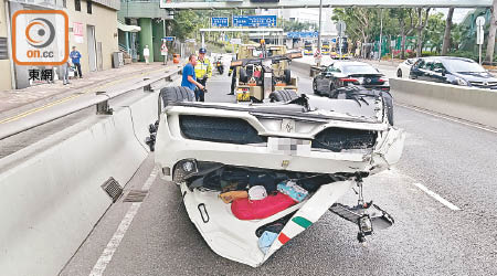 法拉利「反肚」，車身毀爛不堪。（張開裕攝）