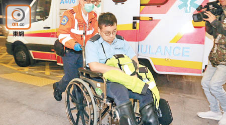 遇襲警員報稱不適送院。（李國健攝）