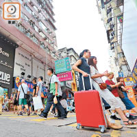 去年整體訪港旅客近六千五百一十五萬人次，其中七成八屬內地旅客。