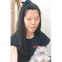 李女經常在網上分享她與小貓的合照。（互聯網圖片）
