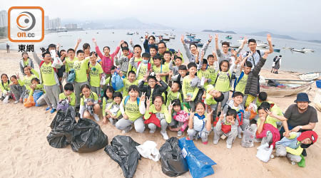 近五十名小學生參與淨灘活動，合共清走六袋垃圾。