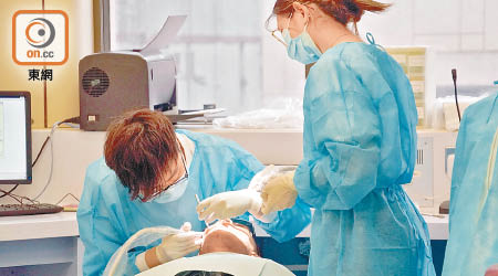 港大將獲港府撥款開辦教資會資助的牙科研究院修課課程，為期三年。