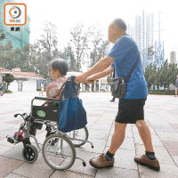 不少長者年紀老邁仍然照顧老伴，惟現時照顧者欠缺支援。