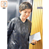 姜慧雨向社工註冊局投訴鄧惠雄專業失當。（高嘉業攝）