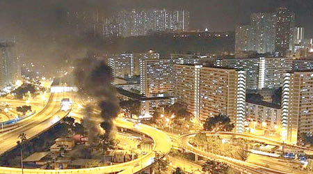 黃大仙路政署地盤前晚發生火警，現場冒出大量黑煙。（互聯網圖片）