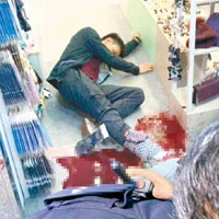 王康達被斬傷後，逃入店舖不支倒地。（互聯網圖片）