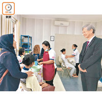 勞福局局長羅致光（右）月前參觀位於印尼的家傭培訓中心。