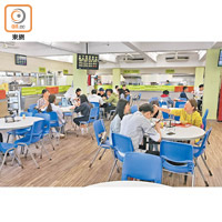 中文大學<br>內地團於新亞學生餐廳用餐，霸佔六、七張圓桌。